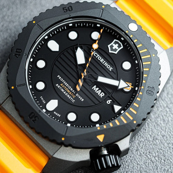 Reloj Victorinox Diver Pro AUTO Orange Strap Black 43mm 241996